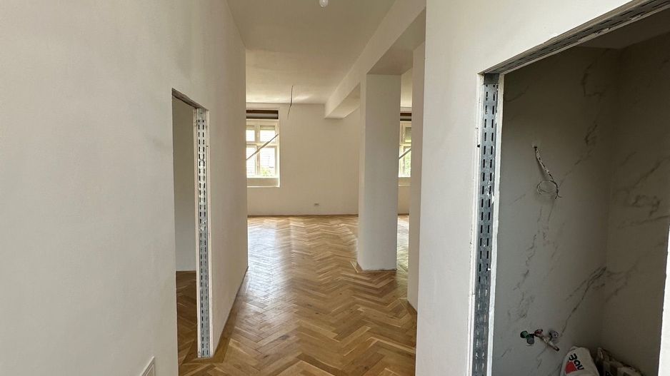 Apartament renovat în clădire istorică - are garaj - Poză 18