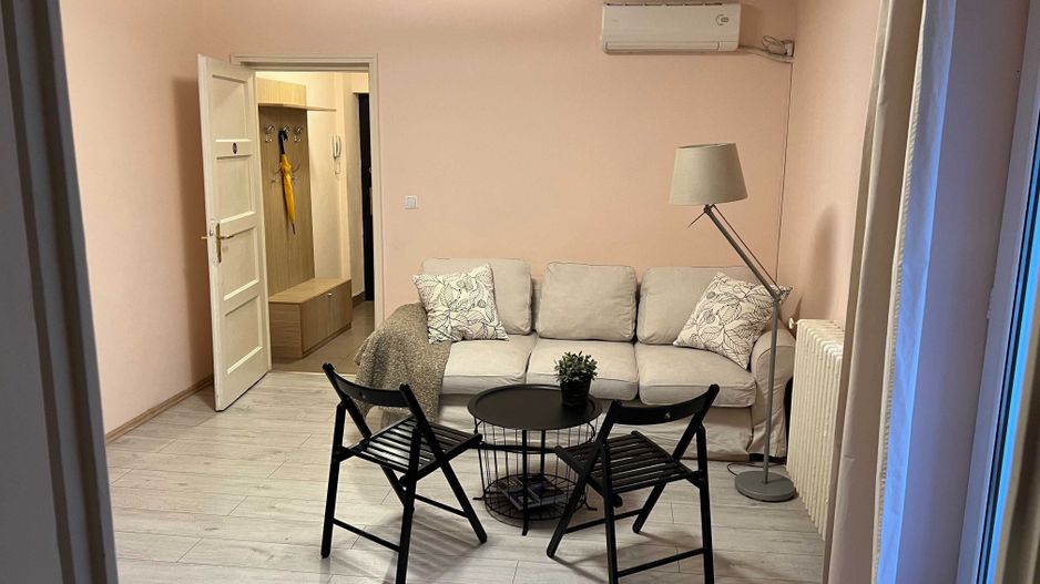 Apartament superb 2 camere, de închiriat, Piața Romană, balcon, vedere spre parc - Poză 1