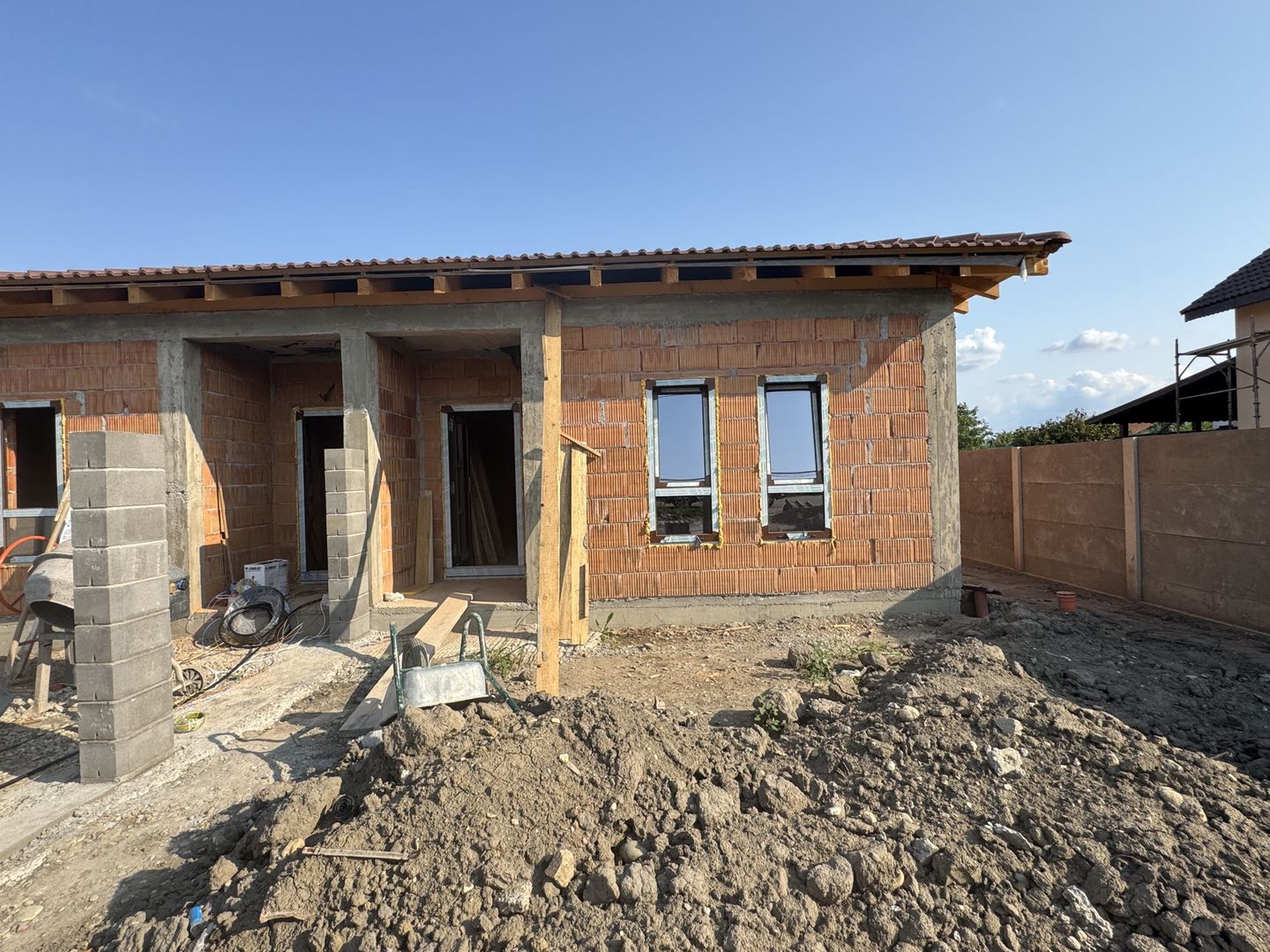 Sanmihaiu Roman,1/2 Duplex , Parter, 3 camere,o baie ,Terasa Acoperita - Poză 1