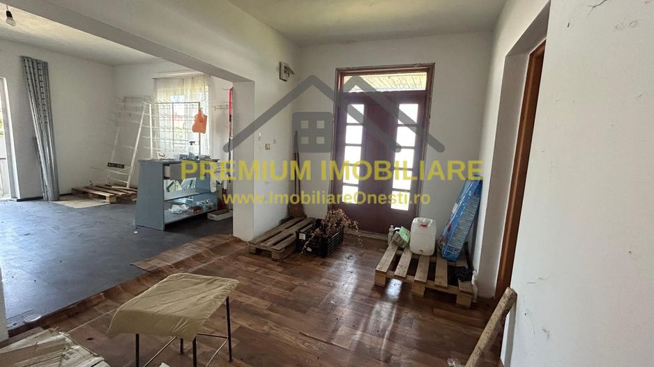 Casă de vânzare în centrul Oituzului, DN11 - Poză 2