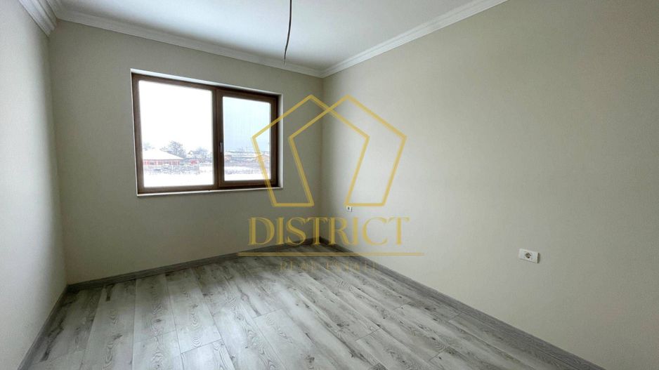 Casa despărțită prin garaj cu 5 camere | Giroc - Poză 8