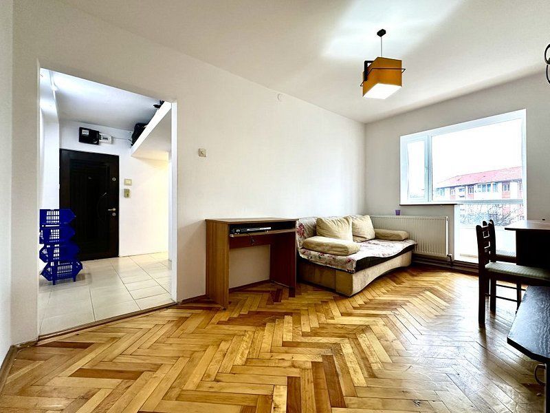 Apartament cu 3 camere de vânzare - Poză 2