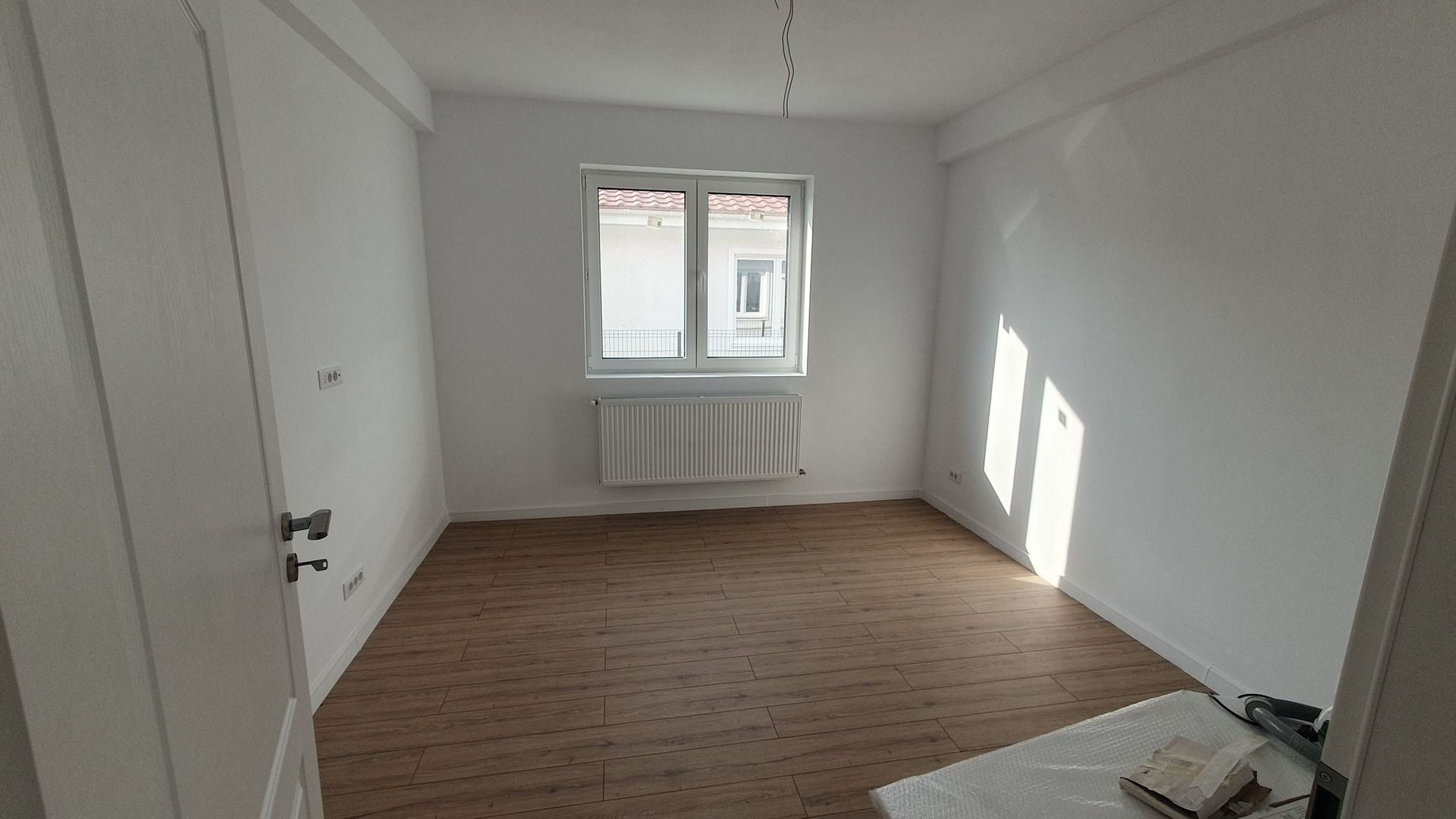 Casa dintre lacuri, Crevedia, cartier nou. - Poză 9