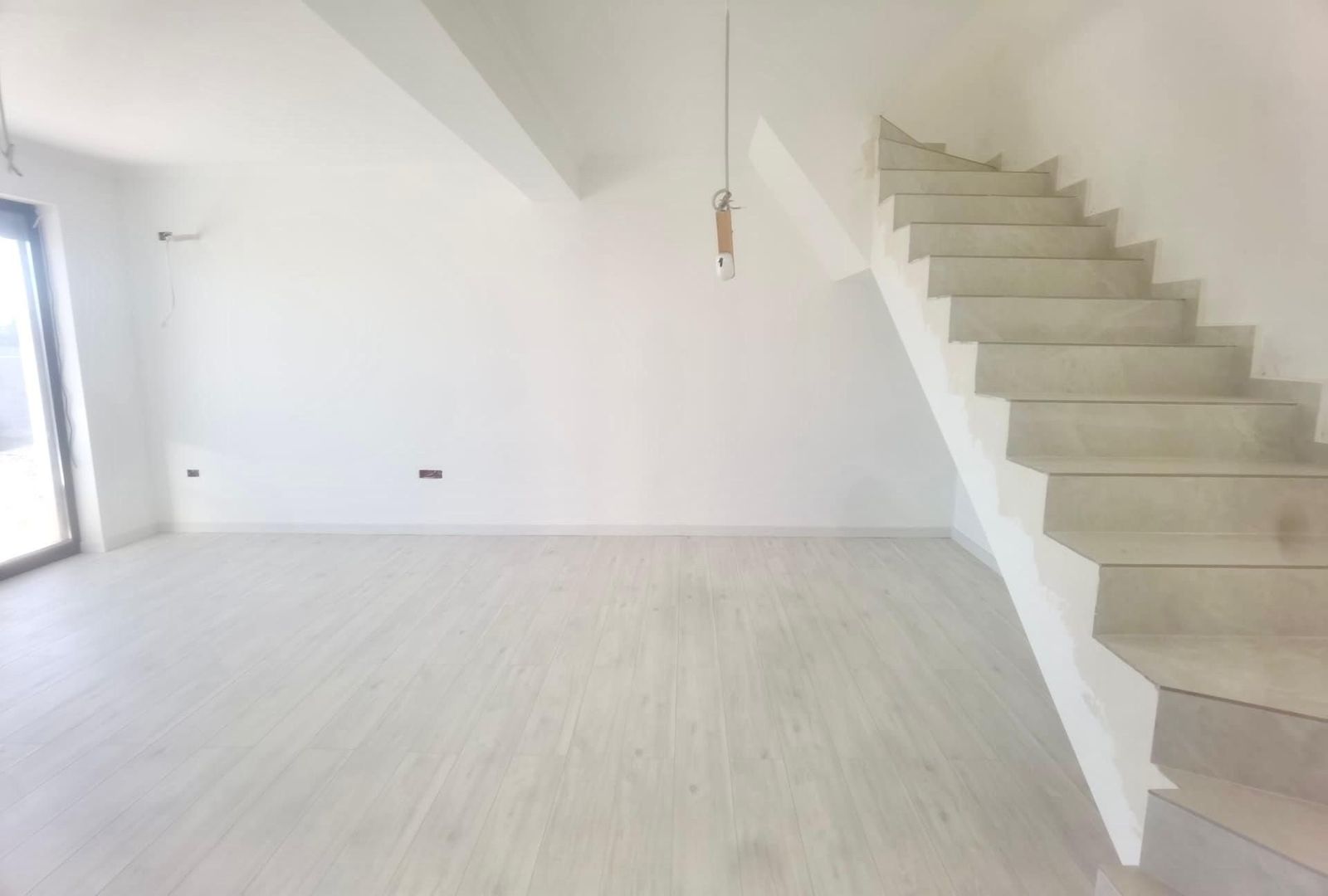 Casa insiruita cu 3 camere - Giroc - Poză 1