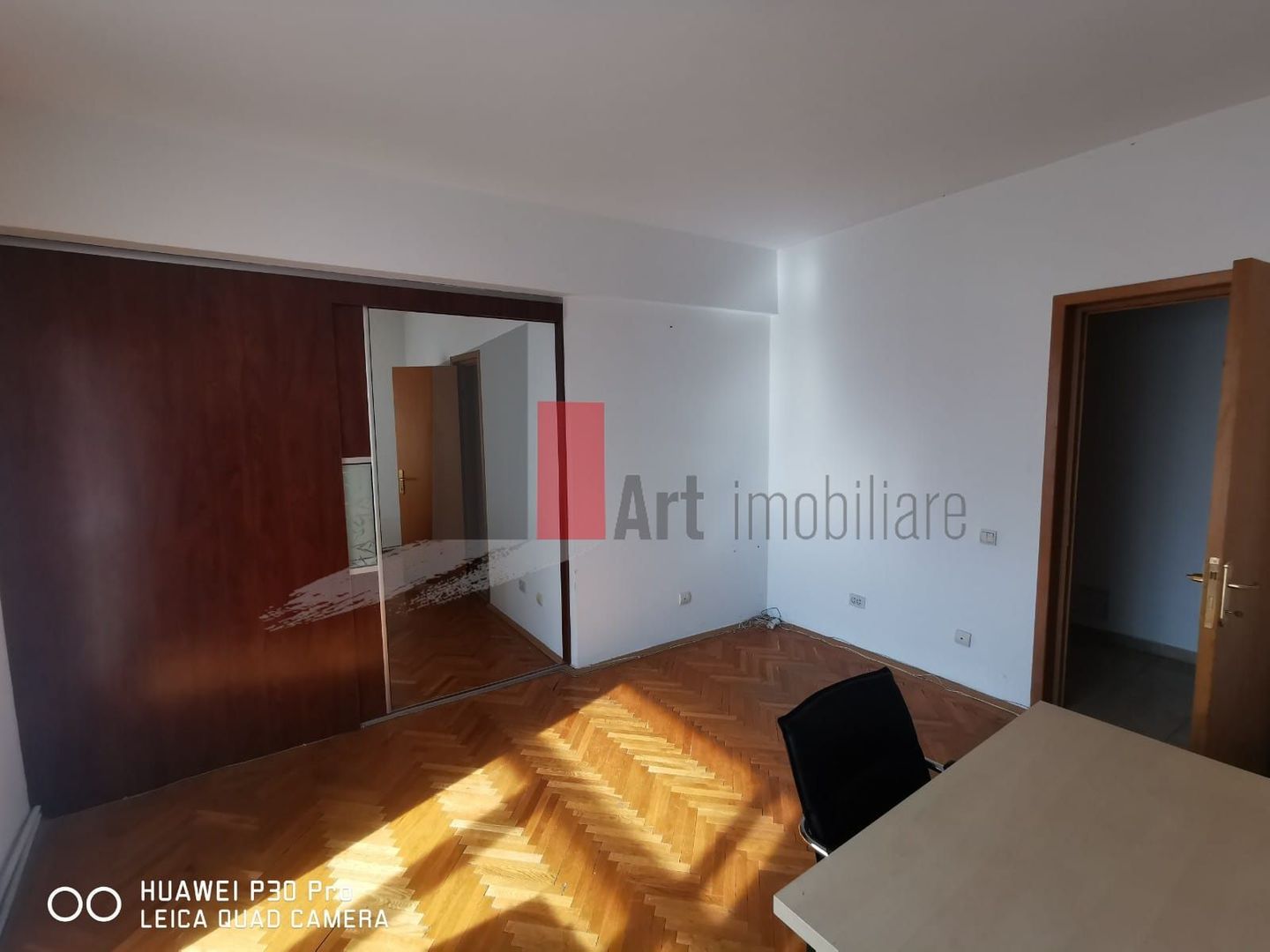 BUROU; CALEA  DOROBANTILOR; 3 camere - Poză 2