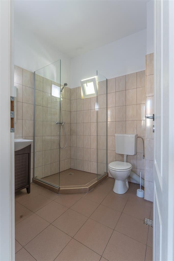 Casa cu spatiu comercial si 9 camere in zona istorica a Brasovului - Poză 11