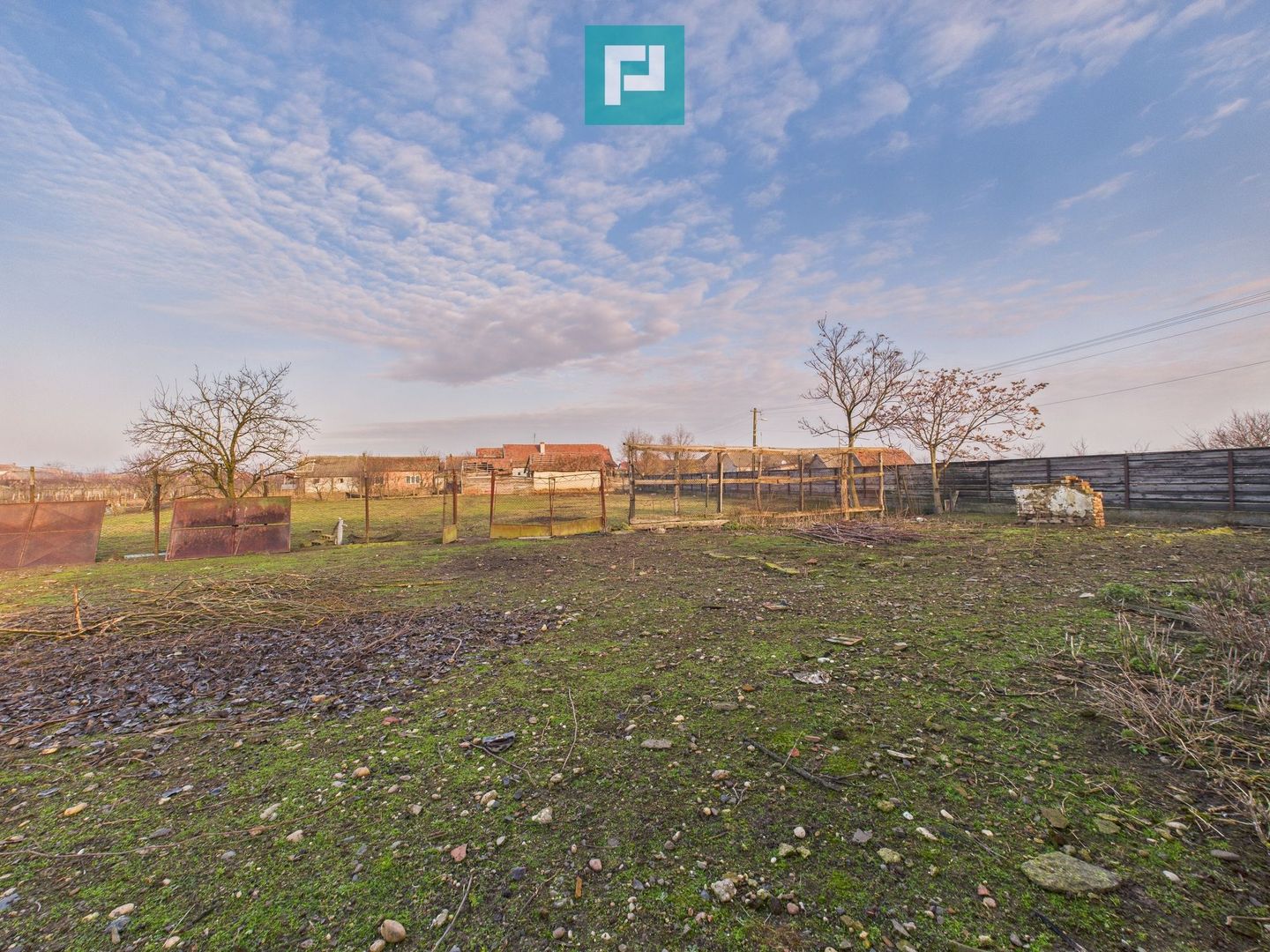 Proprietate cu 3 case din văiugă și teren în Nadab - Poză 14