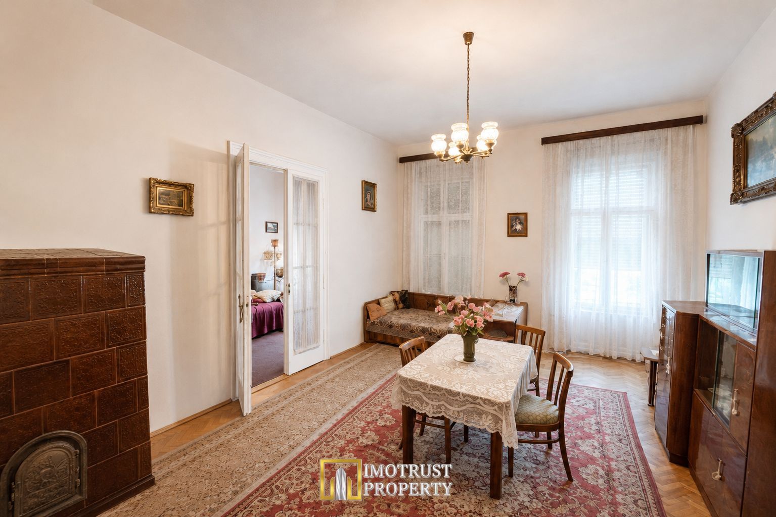Apartament ultracentral de vânzare - 4 boxe incluse + acoperiș nou - Poză 1