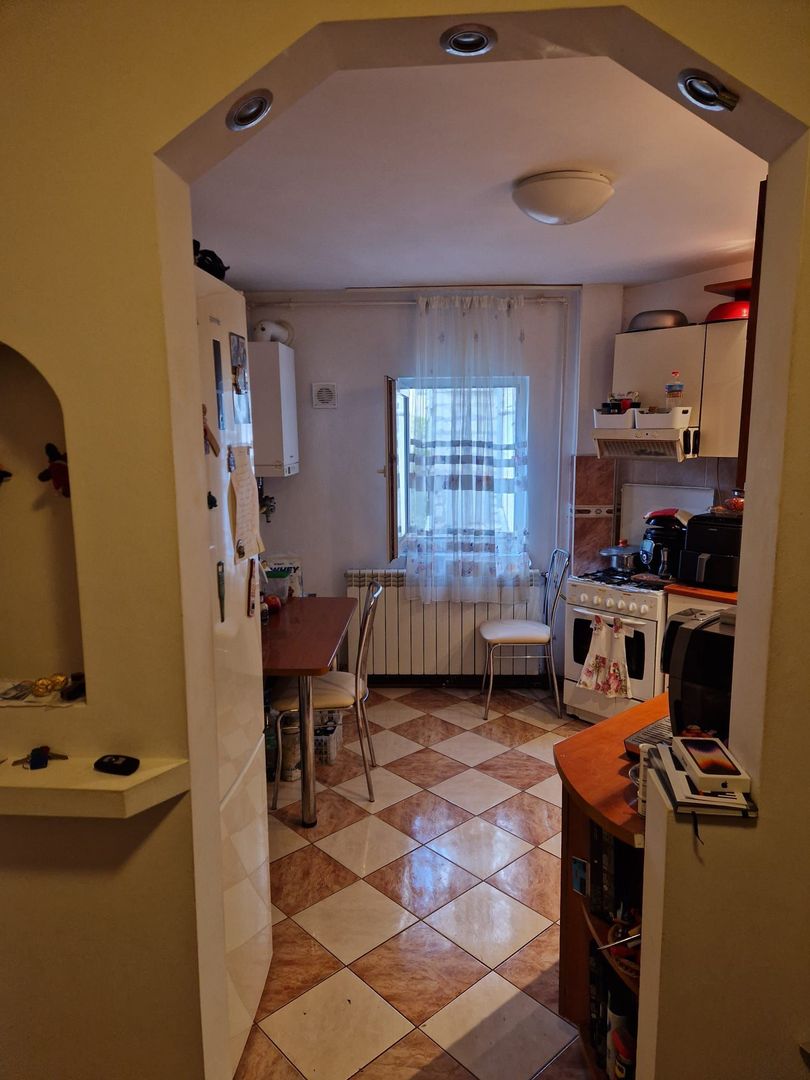 Soarelui | 3 Camere | Etaj 1 | Centrala proprie | Boxa - Poză 1