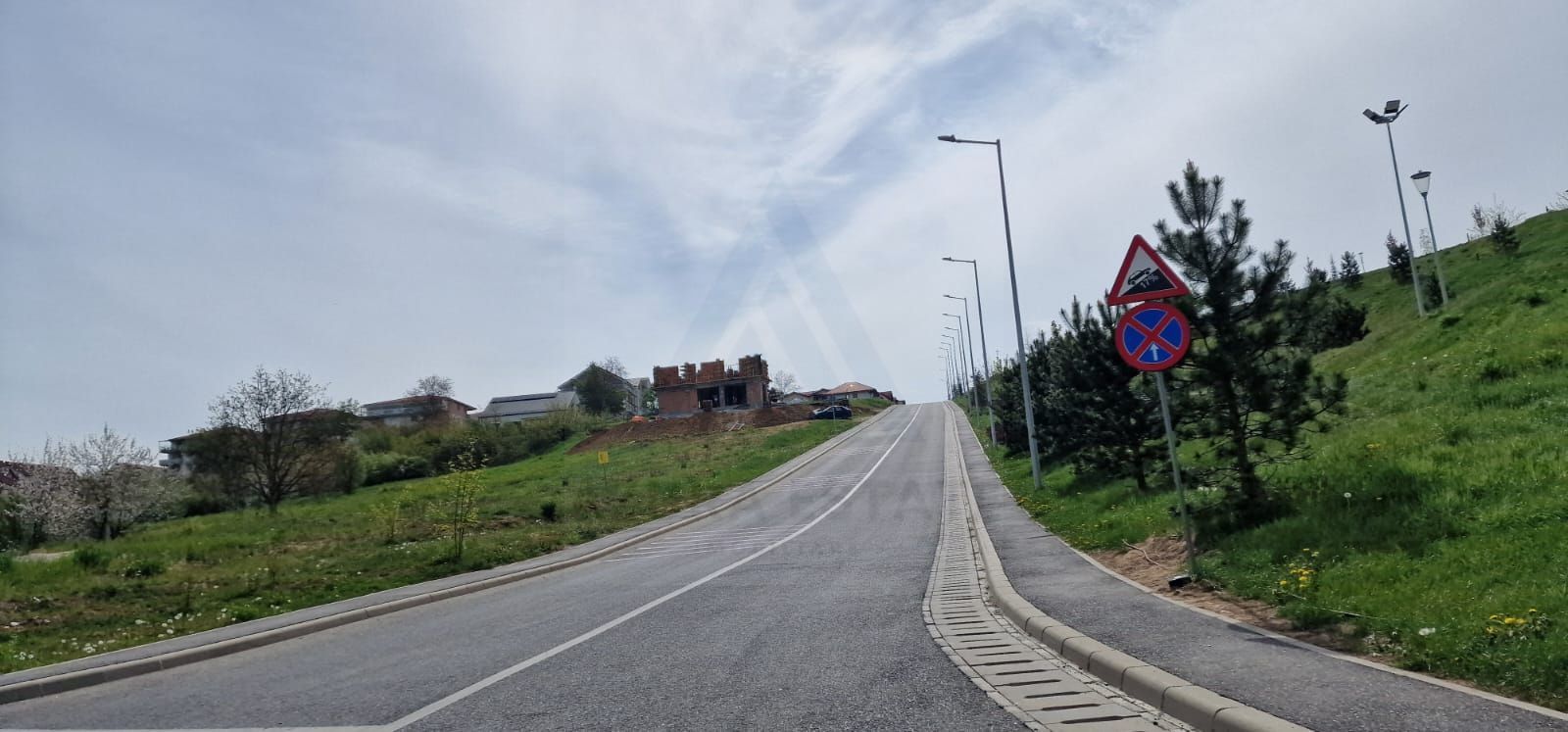 Teren intravilan 517 mp cu utiliati la drum principal in zona Tilisca - Poză 2
