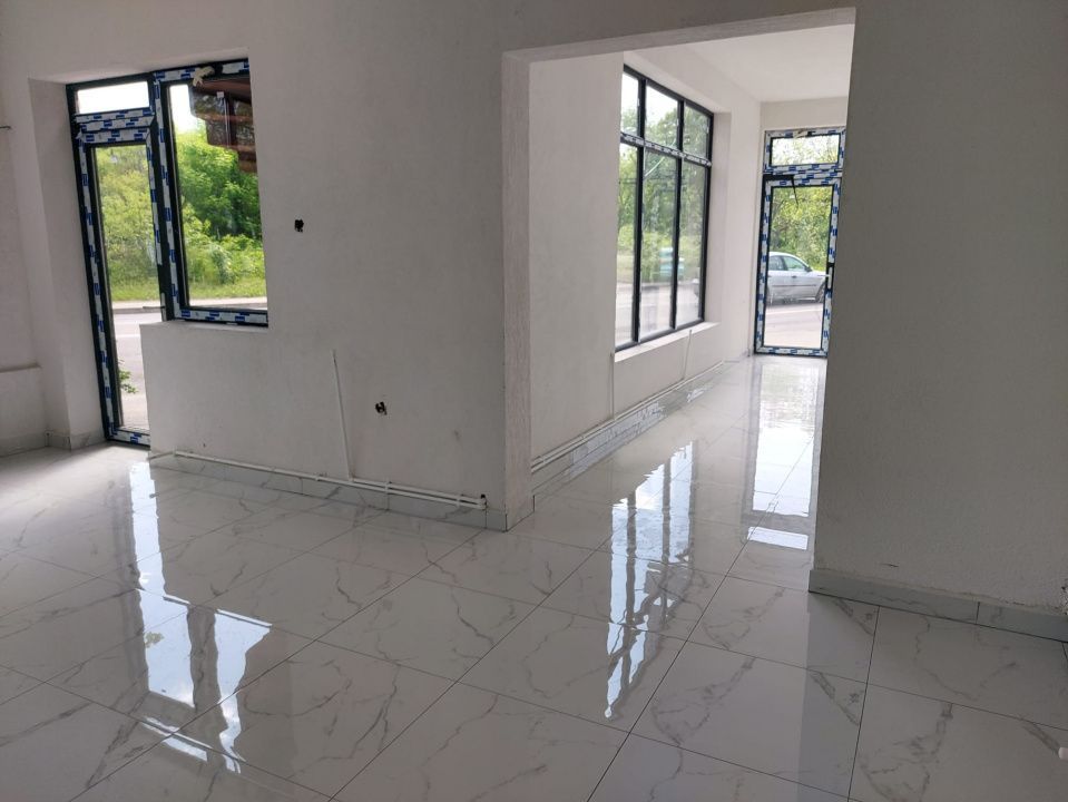 DE INCHIRIAT - renovat - parter si etajul 1 - stradal - Poză 2