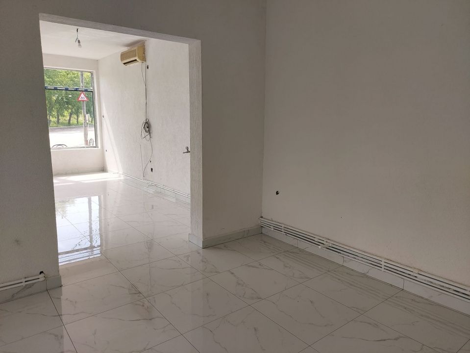 DE INCHIRIAT - renovat - parter si etajul 1 - stradal - Poză 3