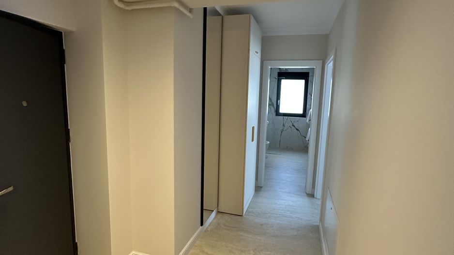 Apartment deosebit cu curte proprie se vinde complet mobilat - Poză 9