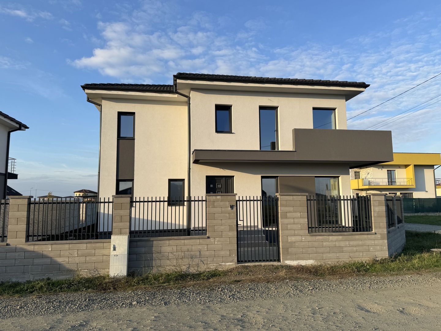 Sacalaz individuala P+E,Terasa,balcon,2 bai,5 camere,2 F.s - Poză 1