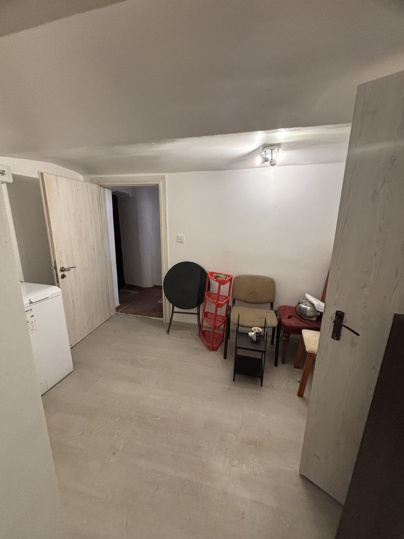 Apartament 2 camere,curte comuna/4 proprietari - Poză 12