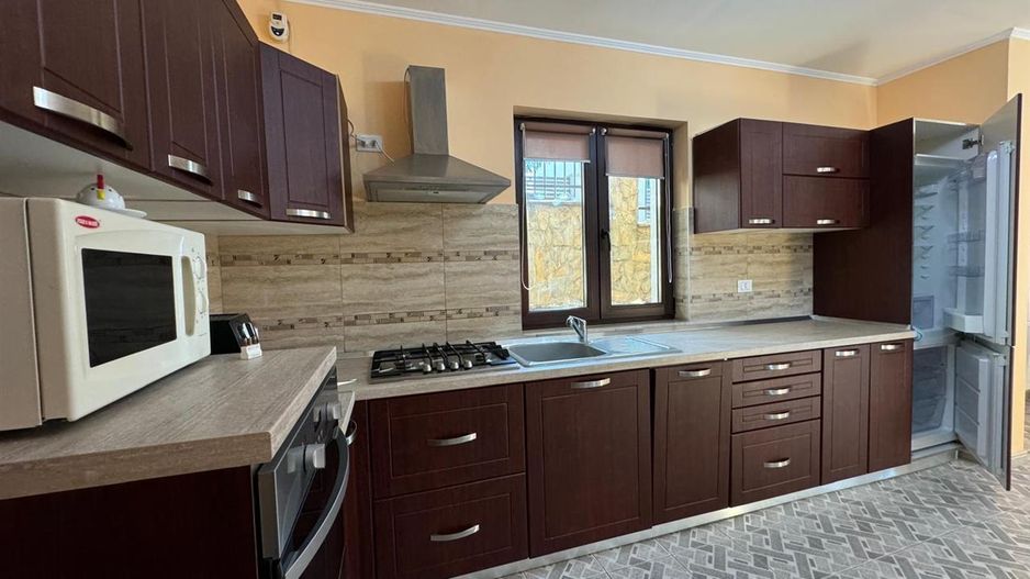 Rezidenta distincta, design arhitectural rafinat, priveliste minunata in Corunca - Poză 3