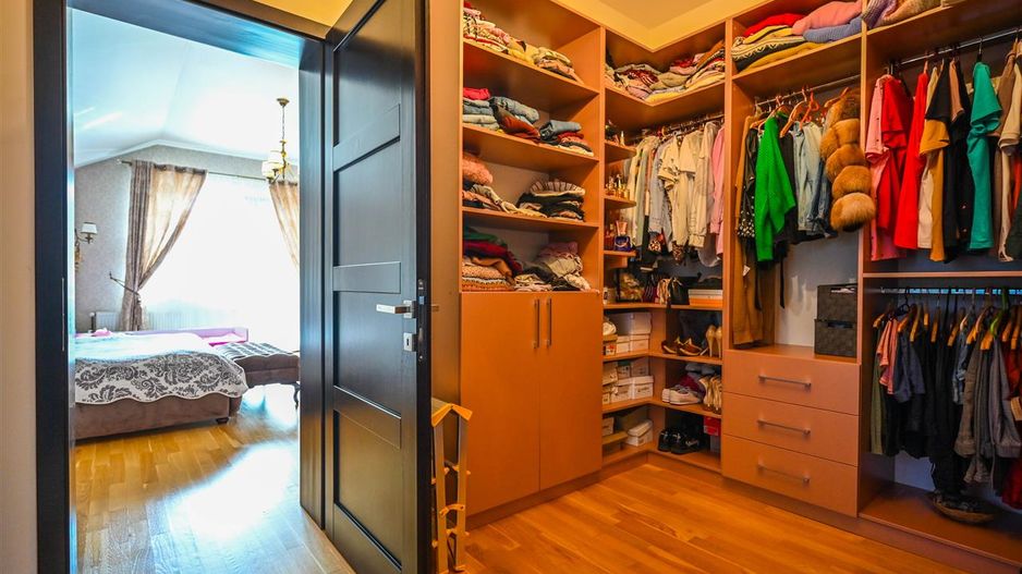 Somptuozitate in stil modern, 2 garaje, 3 terase, totul pe 1.000 mp teren - Poză 33