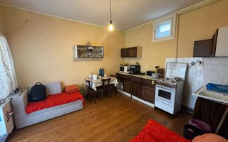 Investiție cu potențial: 2 apartamente + mansardă – Comison 0 - Poză 5