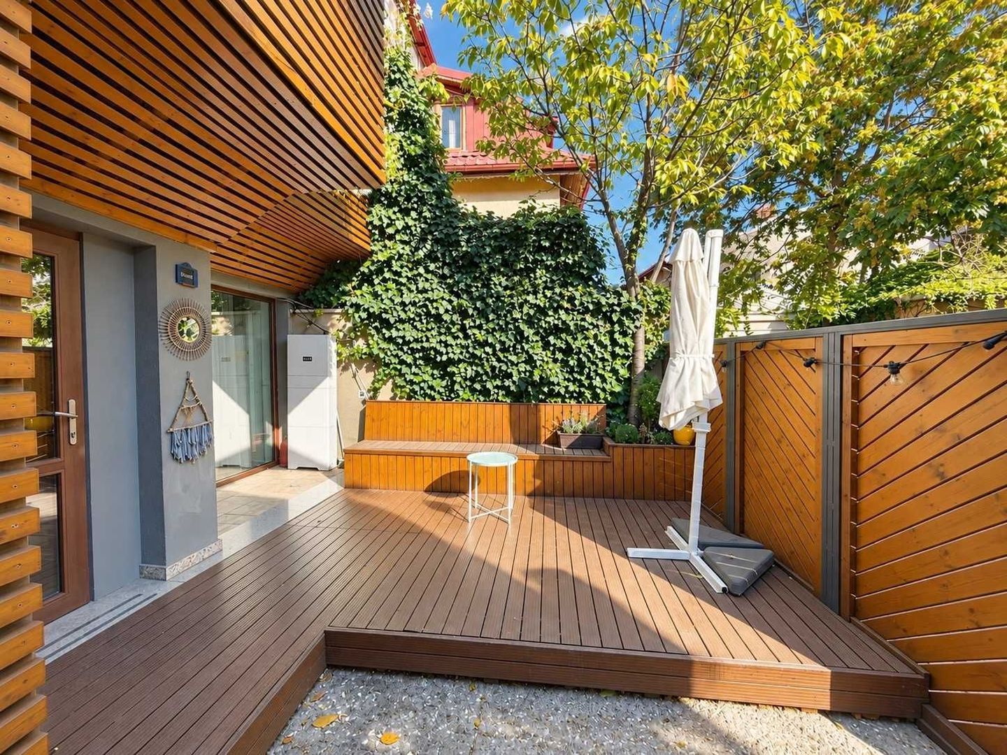 Casă ultracentrală de inchiriat, curte privată, 2 parcări, fotovoltaice, 140 mp - Poză 2