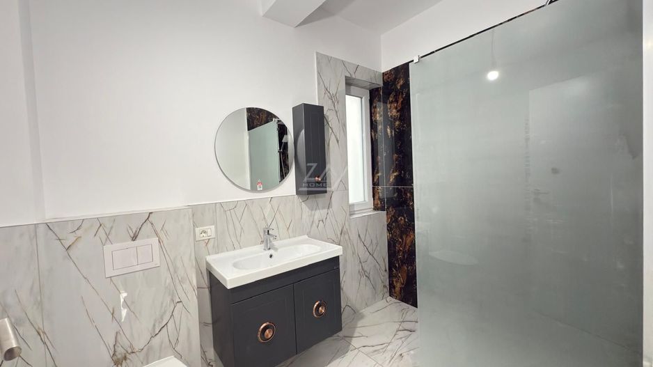 Asfalt. Spatiu pod. Balcon mare. - Poză 5