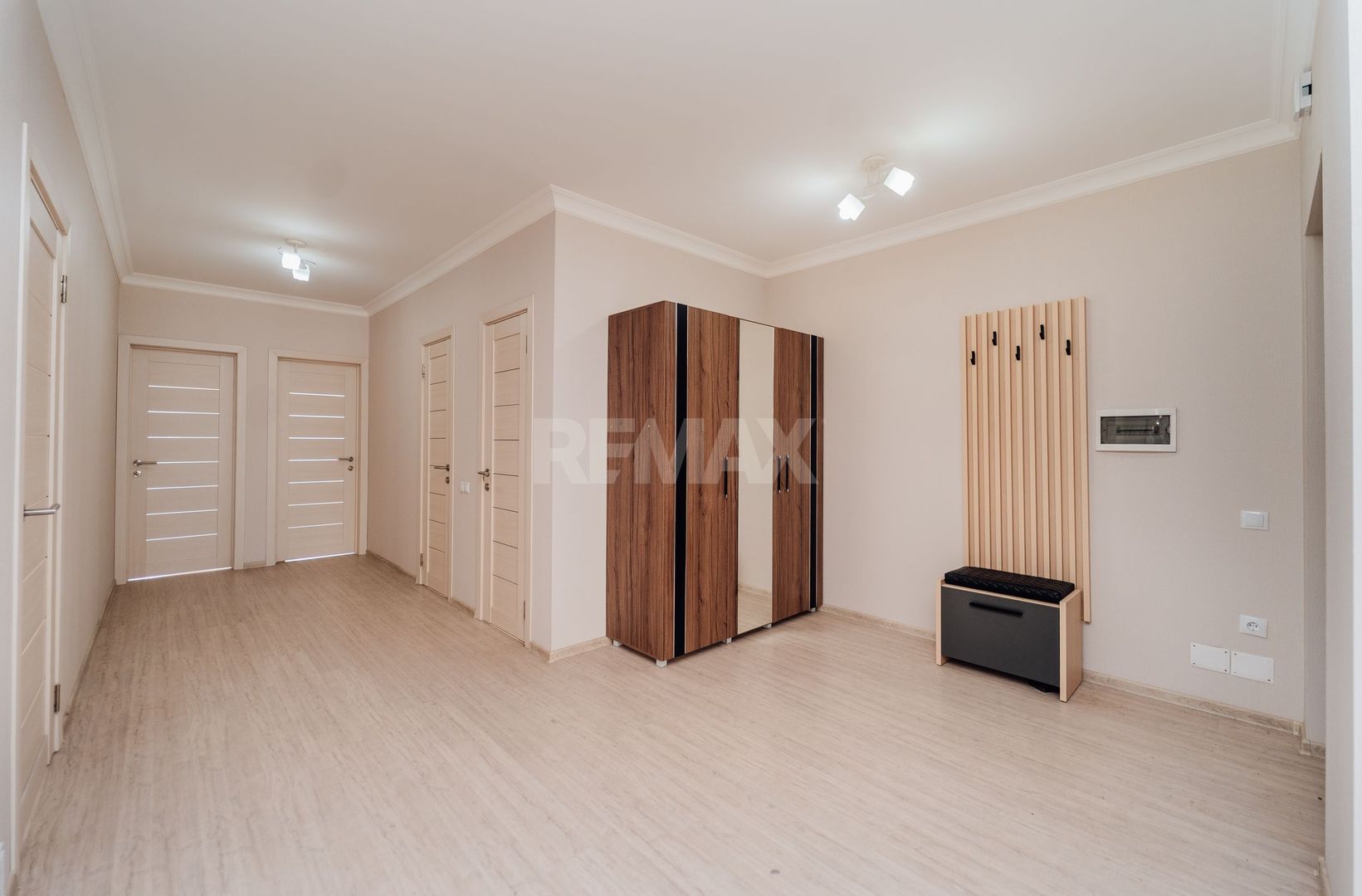 De vinzare Apartament 2 camere si balcon + living cu logie - Poză 19
