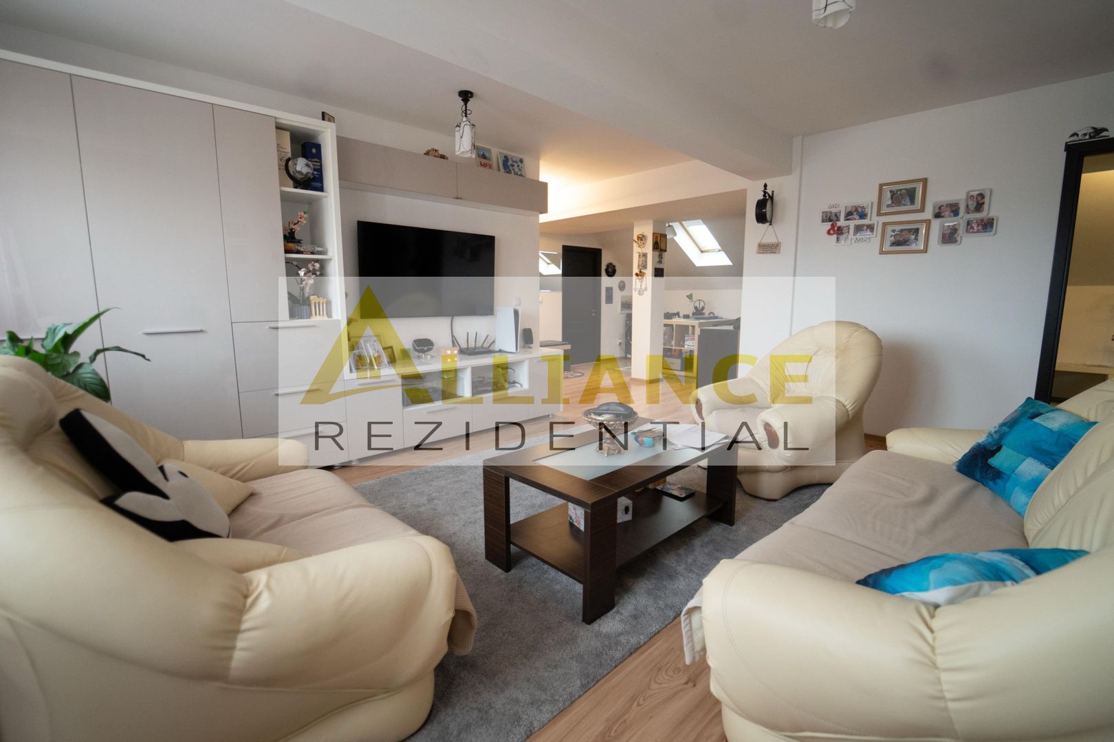 APARTAMENT DEOSEBIT CU 3 CAMERE + MANSARDA | 2 BAI - Poză 1