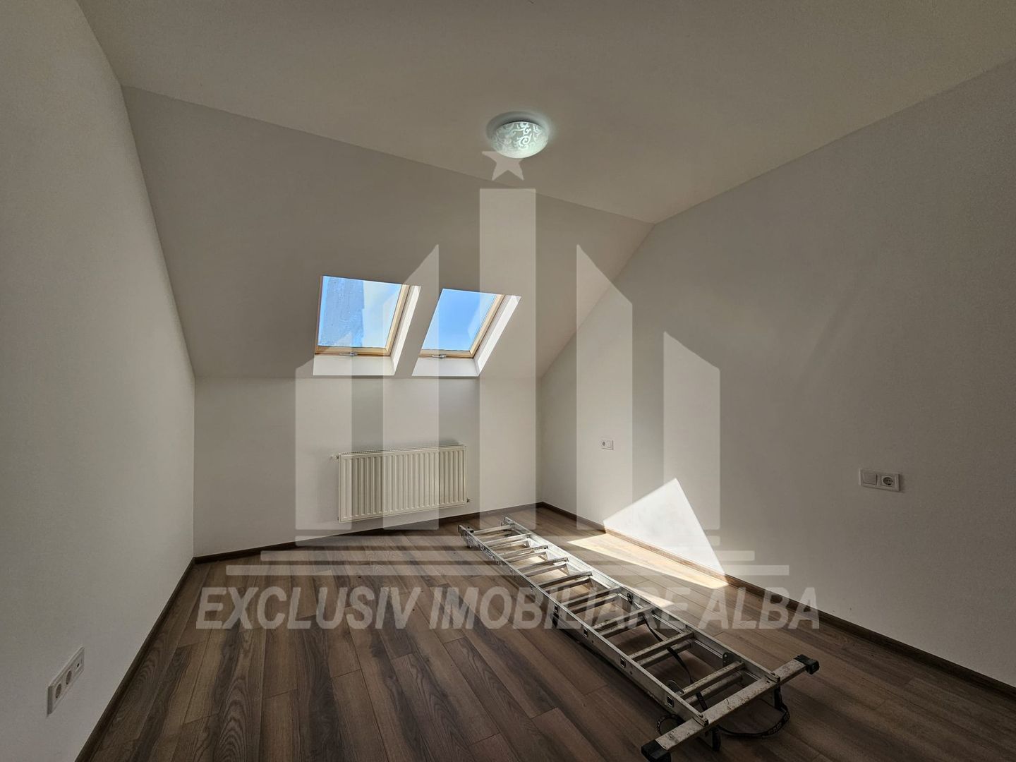 Apartament cu 4 camere si scara interioara de vanzare, Lipoveni - Poză 6