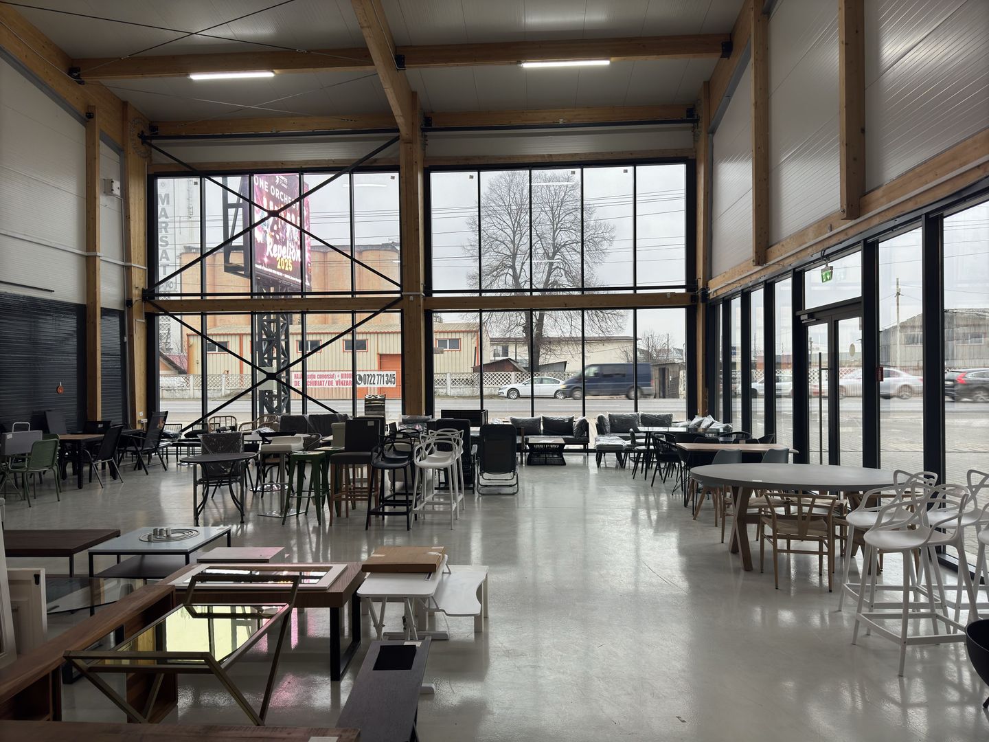 Showroom + cladire birouri | Roman/Neamt | stradal - de vanzare - Poză 2