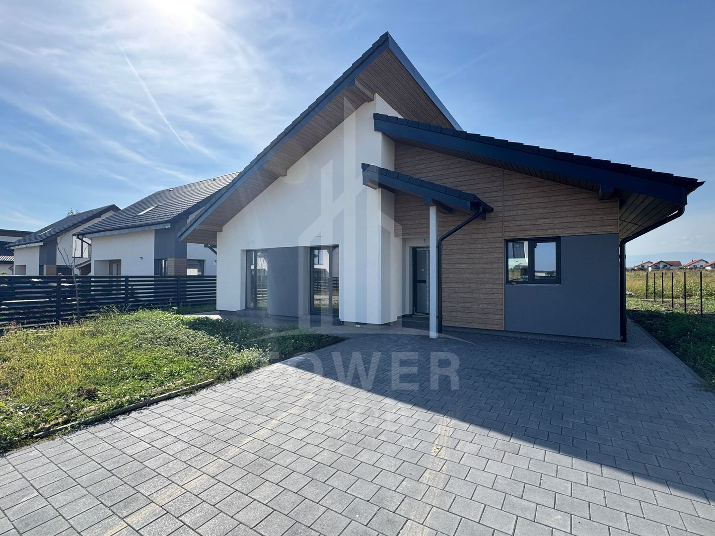 Casă pe un singur nivel INDEPENDENTĂ ENERGETIC - Cartier NOU - Poză 1