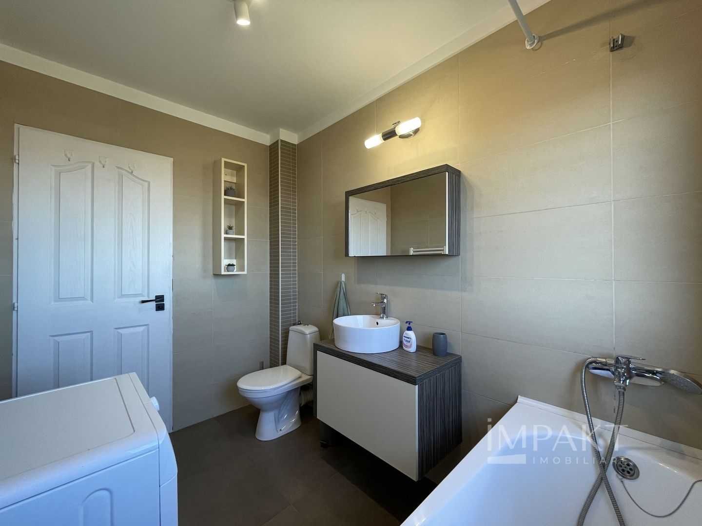 Apartament de închiriat cu 3 camere și parcare exterioară! - Poză 8