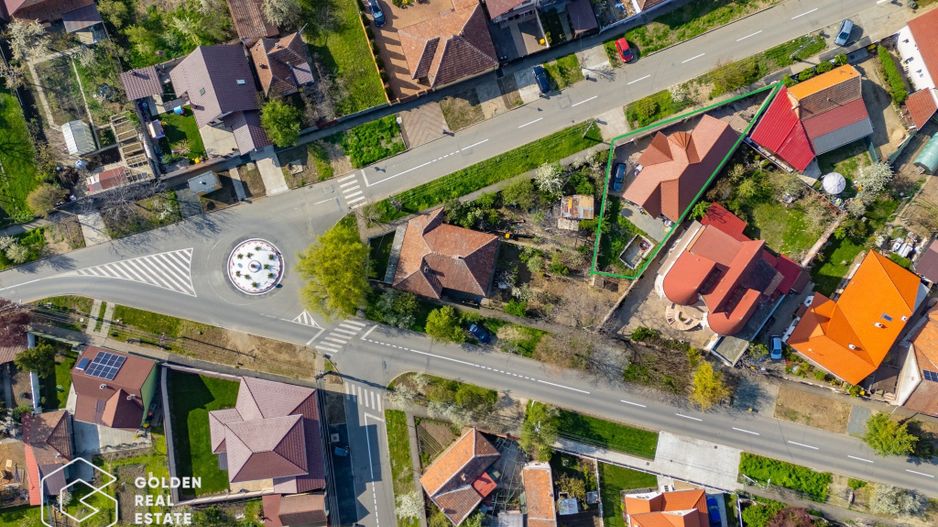 Casa spatioasa cu piscina si teren generos in Bujac - Poză 16