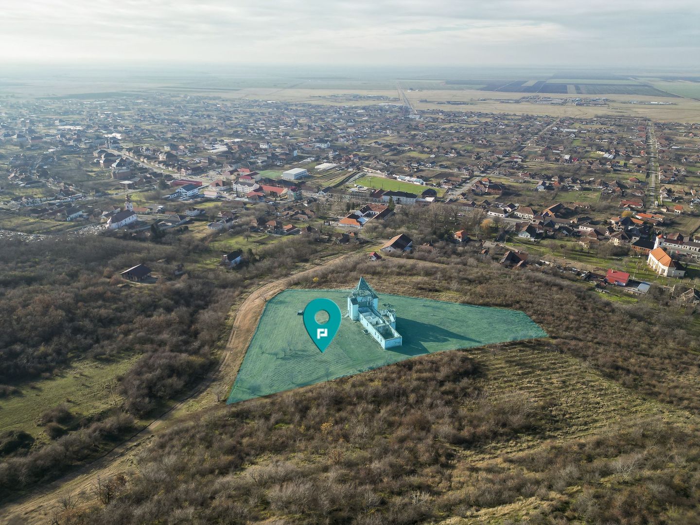 Castel cu vedere panoramică pe dealul Șiriei - Poză 1