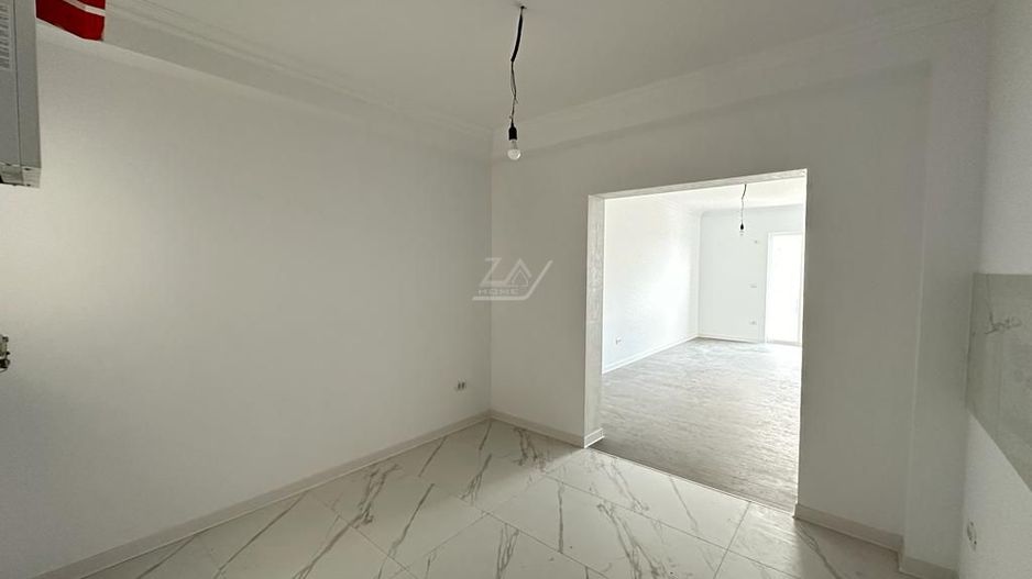 Asfalt. Etaj 1. Balcon mare. - Poză 4