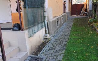 Casa cu etaj, 4 camere, central, cu acces auto in curte - Poză 3