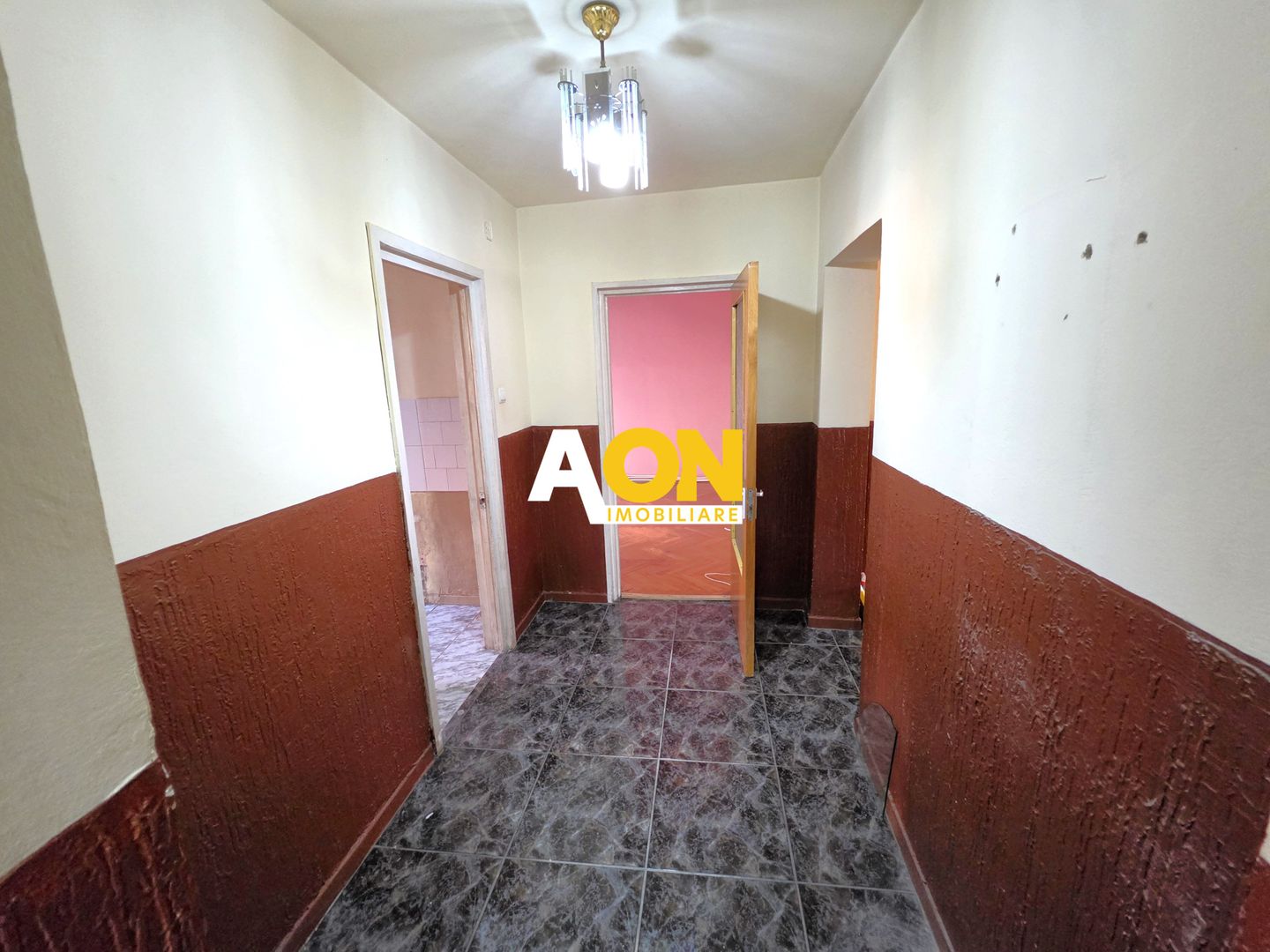 Apartament 4 camere, etaj 1, cu garaj si boxa, zona Scolii M. Eminescu - Poză 5