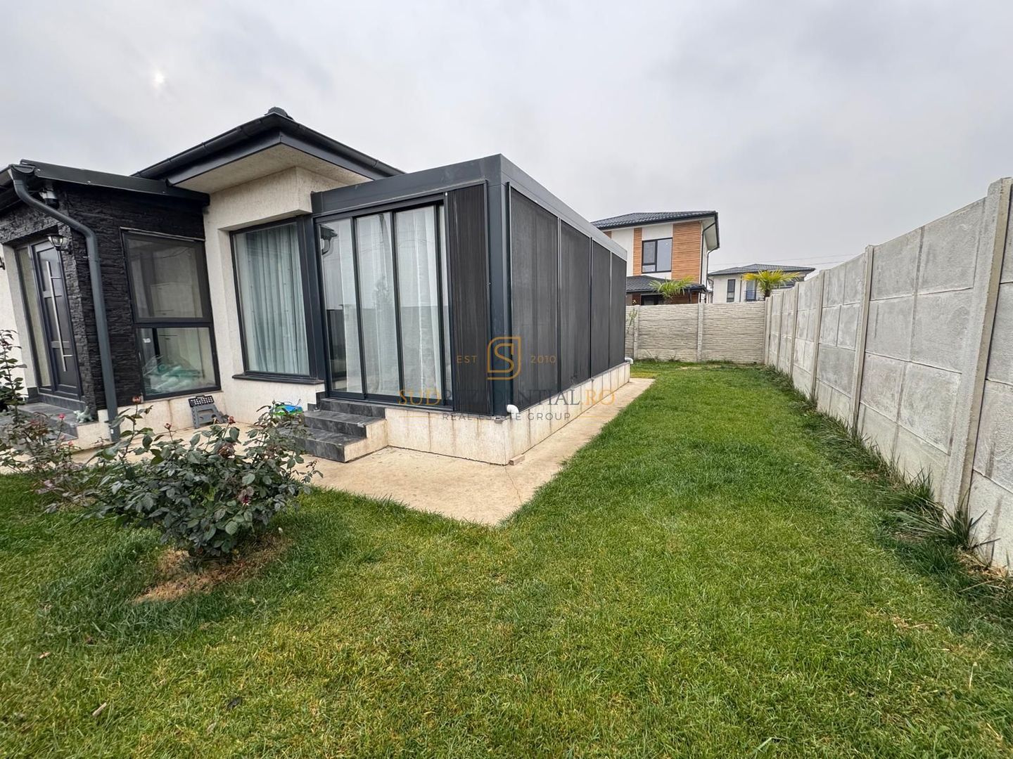 Vila modernă pe parter cu terasă închisă și pod pentru depozitare - Poză 12