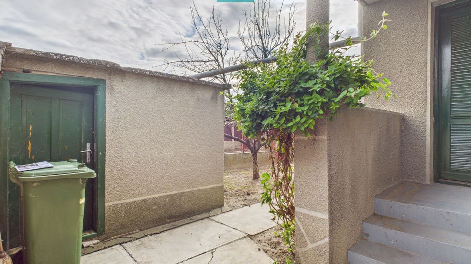 Casă cu teren generos, zonă centrală, Curtici - Poză 13