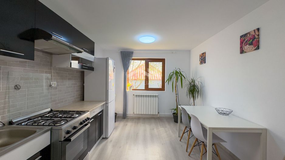 Casă modernă cu 5 camere, garaj și curte mare, mobilată in Corbu - Poză 4