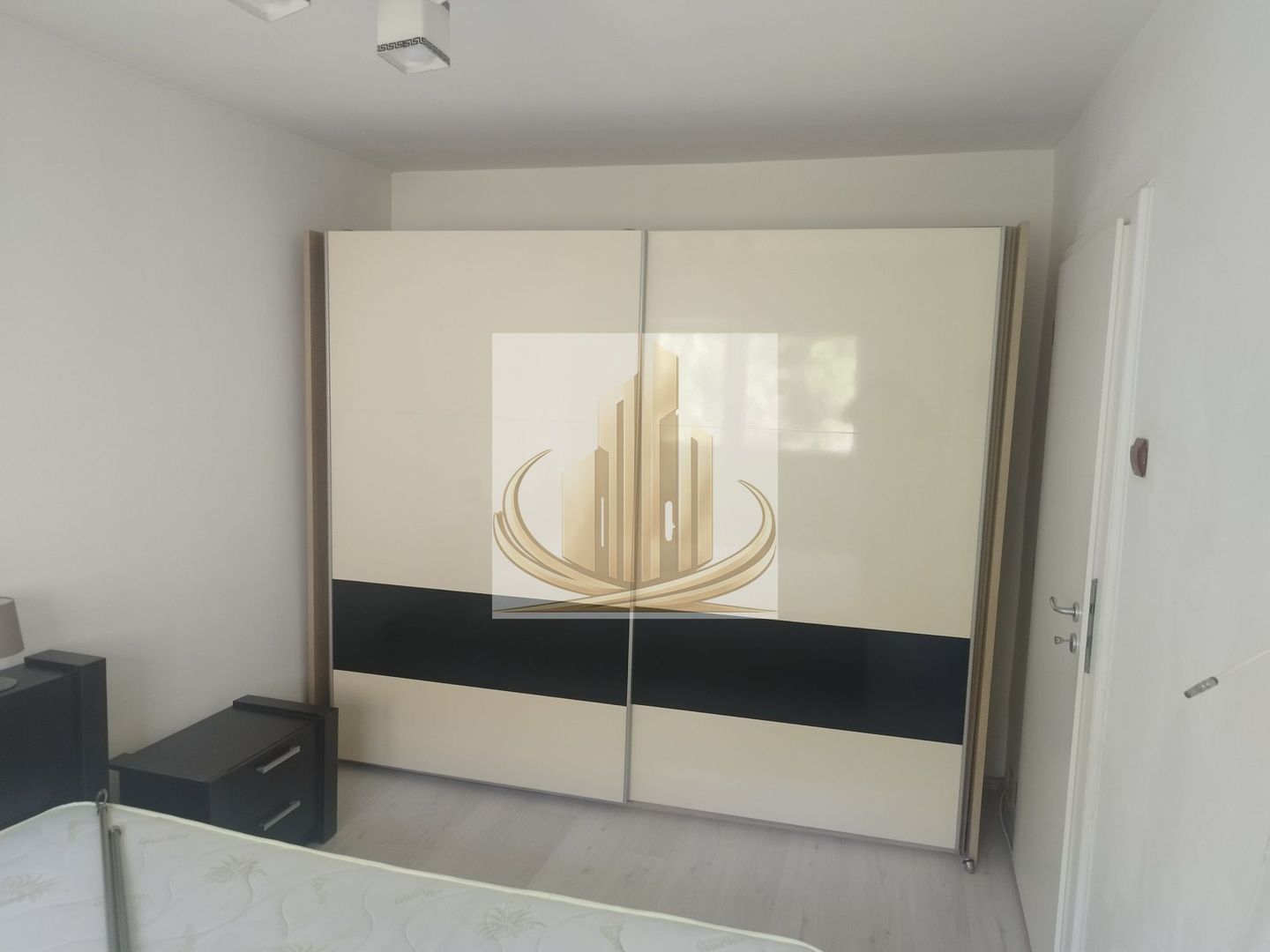 Apartament cu 3 camere, complet renovat și mobilat | Calea Șagului - Poză 2
