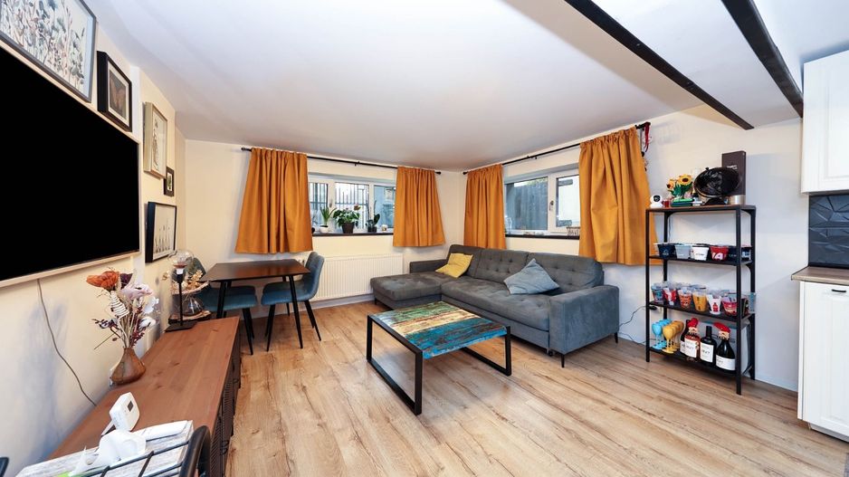 Apartament cu 3 camere la casa | Curte 130 mp | Zona Grivitei strada Vulcan - Poză 1