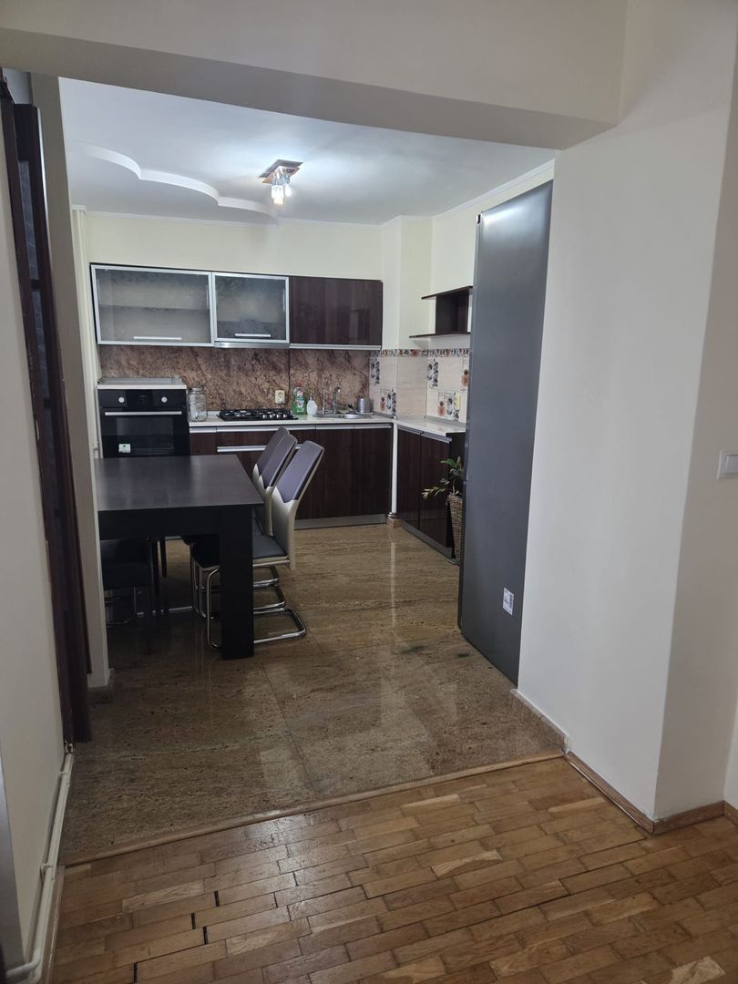 Apartament 2 camere decomandat-zona Spitalul Judetean-139.500 euro neg - Poză 5