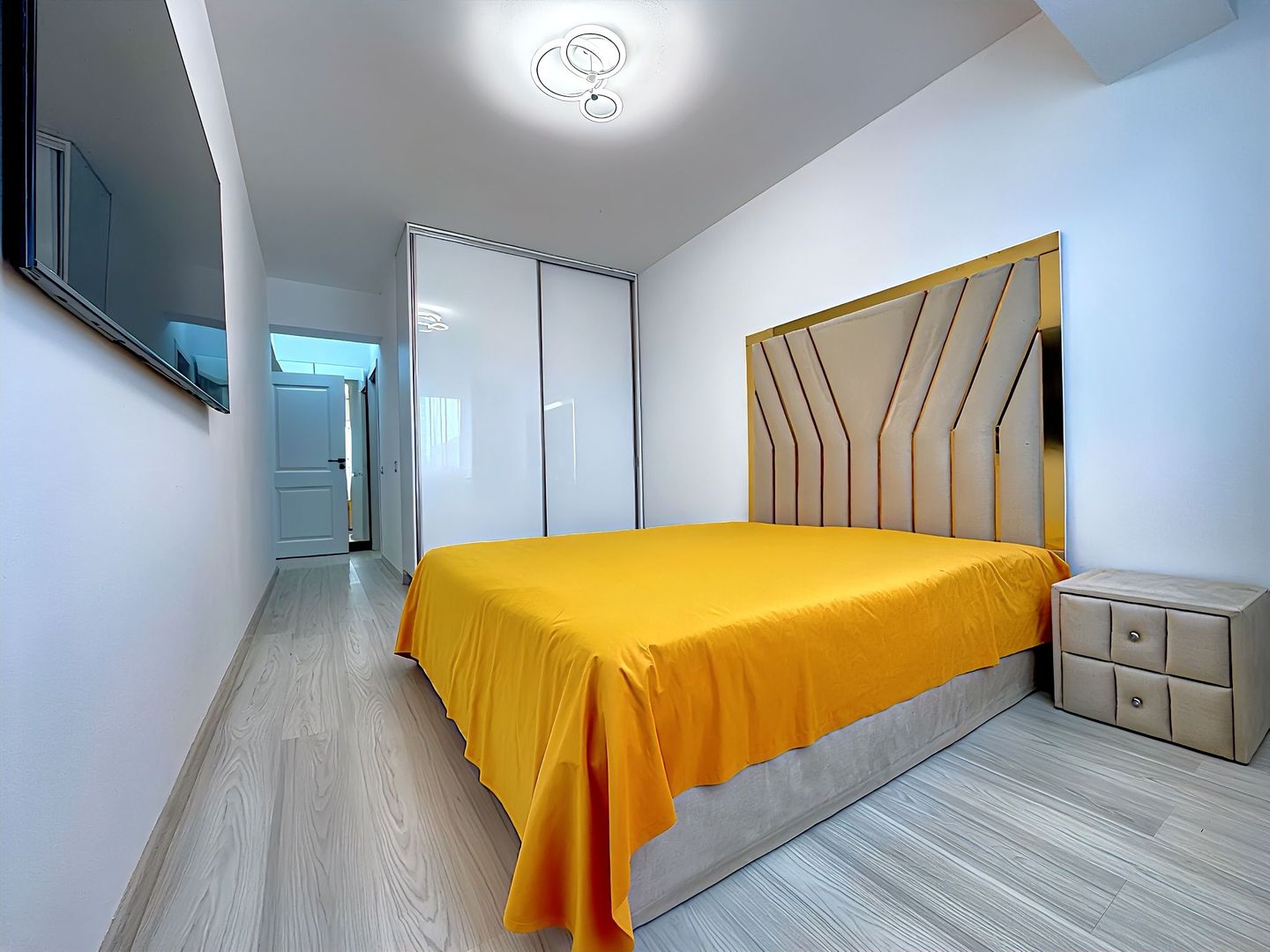 3 camere decomandat bucatarie inchisa 79mp Grand Arena parcare inclusa - Poză 1