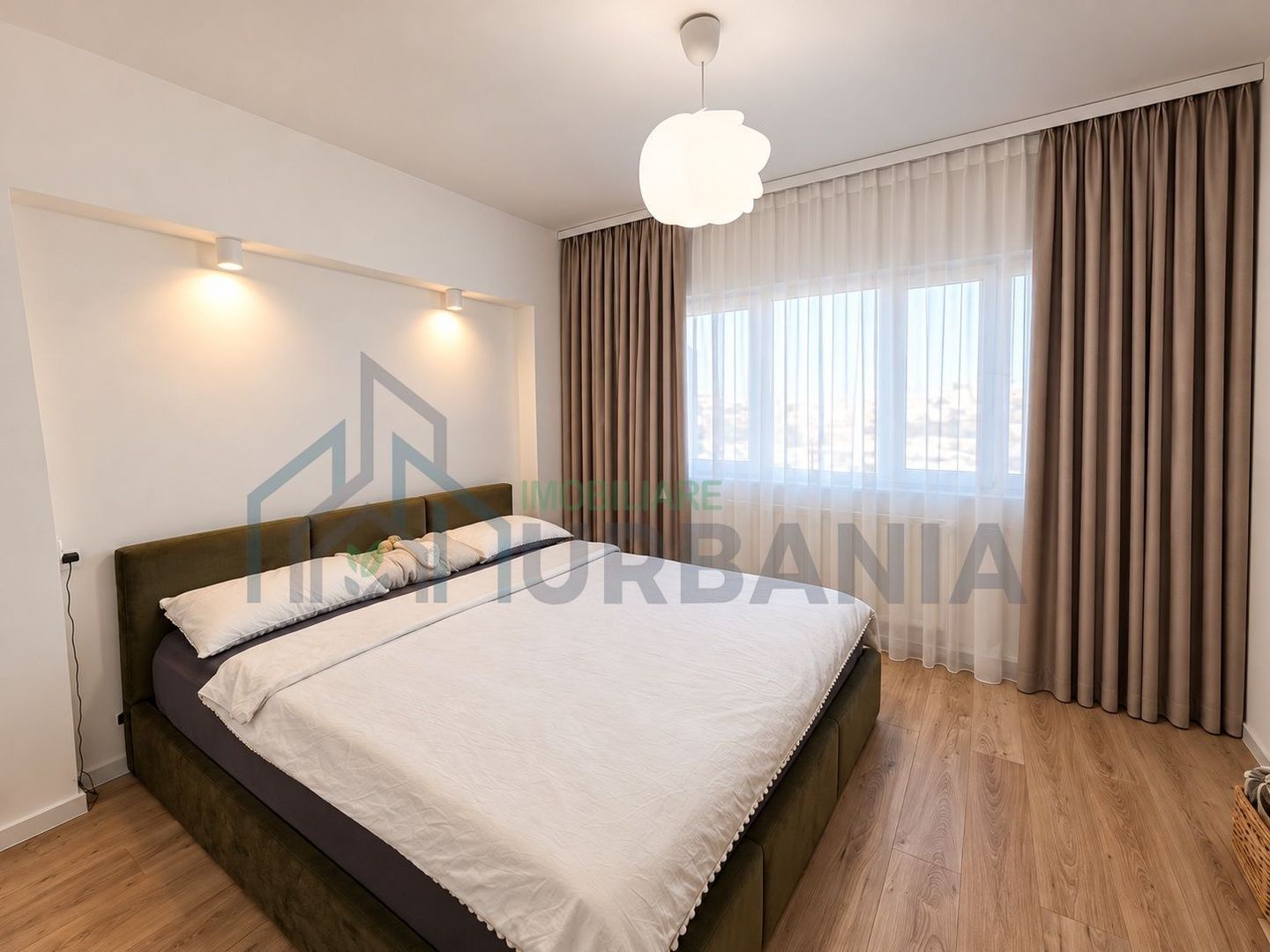 Apartament 4 camere, 2 băi, bloc pe cadre, renovat recent, Mircea Cel Bătrân, nr.1, bl. A1 - Poză 1
