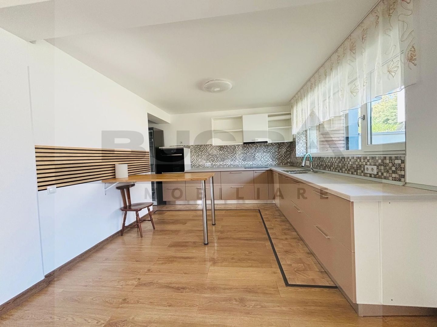 Duplex 5 camere - 228 mp, 255 teren, garaj, zona E. Ionesco - Poză 5