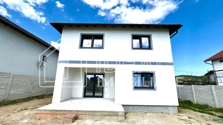 Casa Individuala cu 4 camere si 270 mp de curte, în Cristian - Poză 1