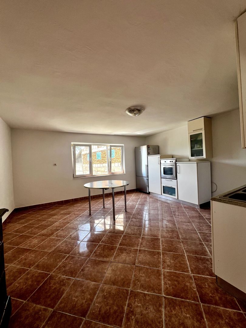 Casa in Oradea 1200 mp teren 400 mp cladiri - Poză 2