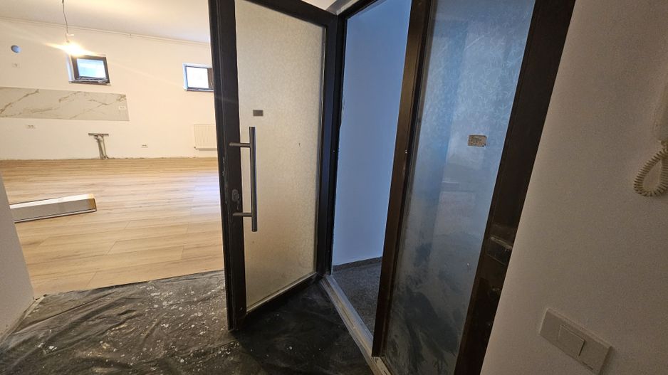 Apartament nemobilat - ideal spatiu comercial - Poză 1