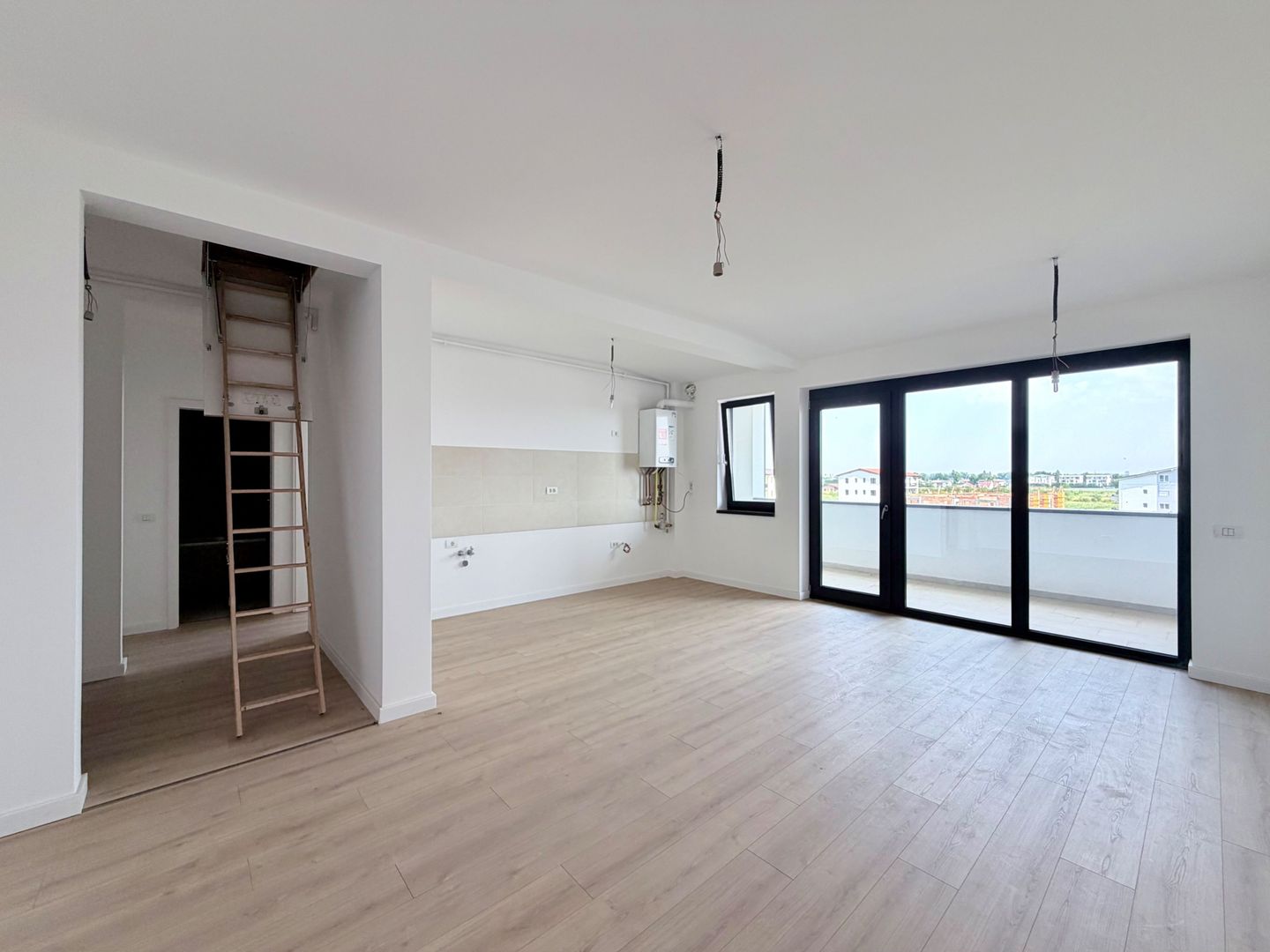 APARTAMENT CU TERASA - Poză 1