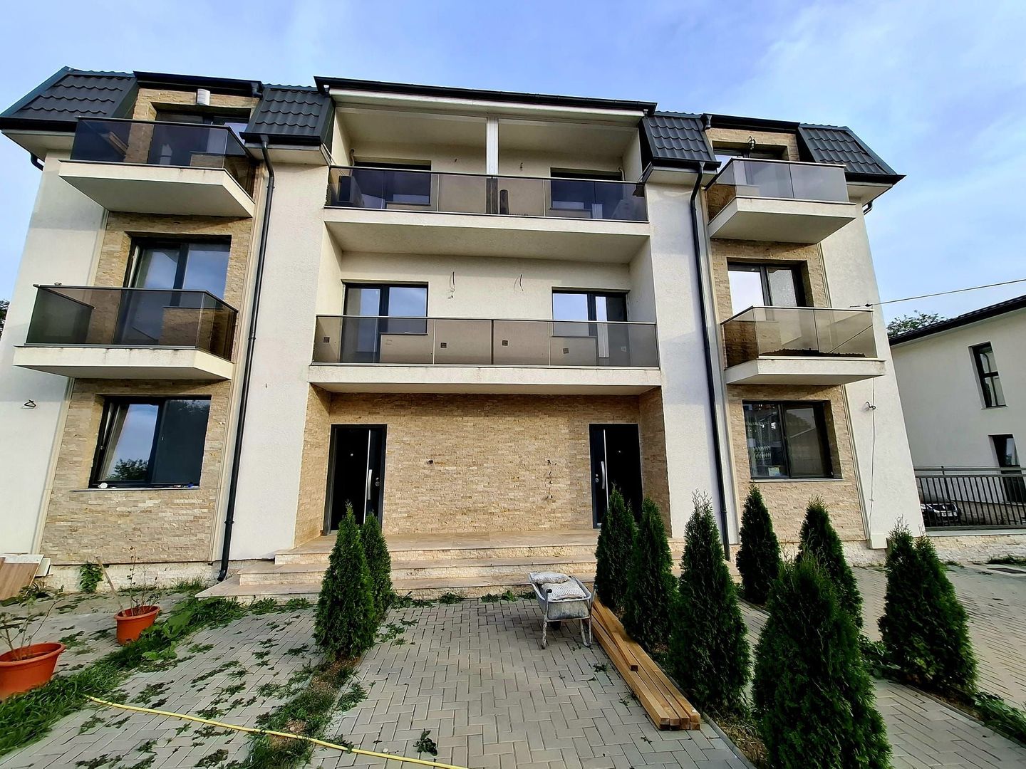 BUFTEA - APARTAMENT 3 CAMERE CU TRERASA SI CURTE. - Poză 1