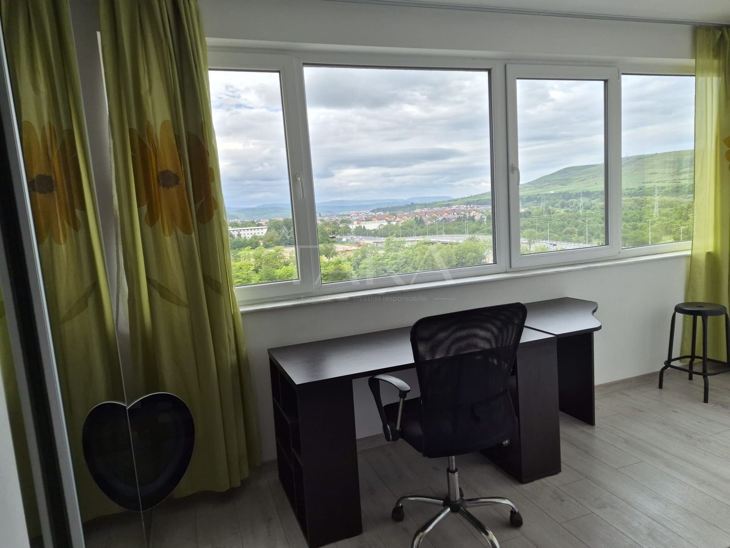Apartament modern cu birou și panoramă deschisă – zona BMW. - Poză 11